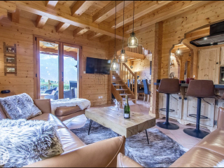 Vivez une expérience unique au Grand Massif : charme, confort, jacuzzi, sauna, et les pistes à portée de main vous attendent !