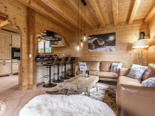 Vivez une expérience unique au Grand Massif : charme, confort, jacuzzi, sauna, et les pistes à portée de main vous attendent !
