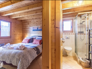 "Embarquez pour un séjour exceptionnel au Grand-Massif : Charme, confort, jacuzzi, sauna et pistes à portée de main !"